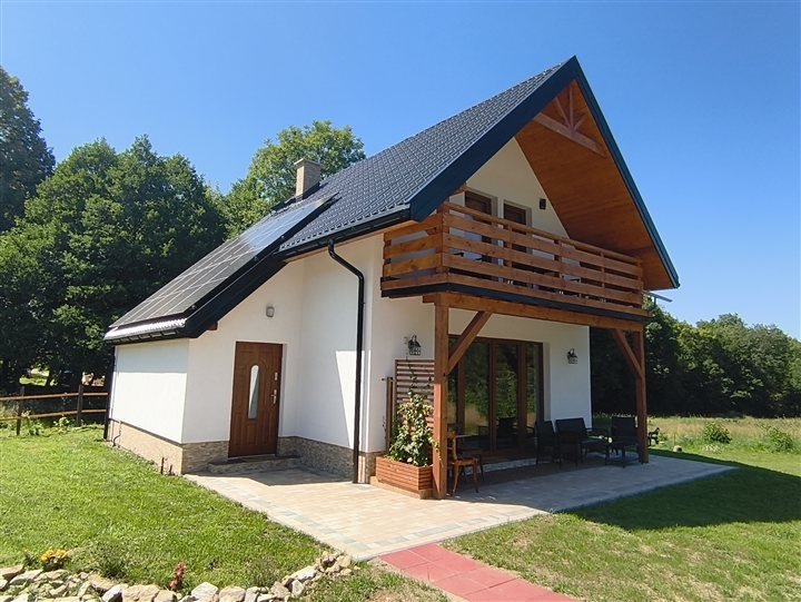 Dom Górska Polana z drewnianym balkonem i tarasem